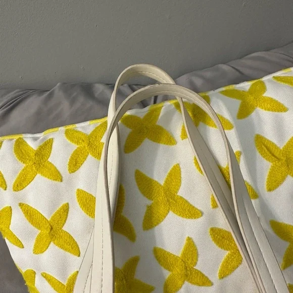 Steve Madden Cream Tote Bag with Quilted Design - Picture 3 of 8